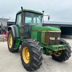 John Deere 6810