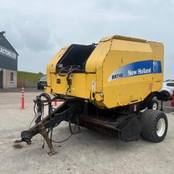 New Holland BR740